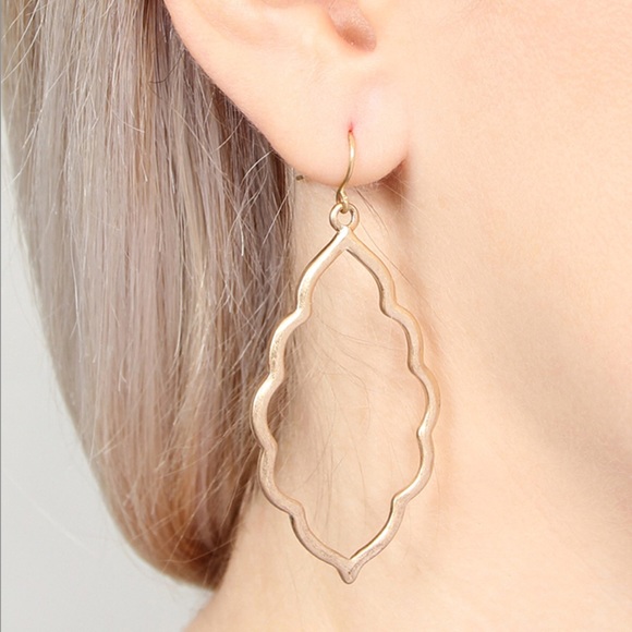 Matte Gold Moroccan shape earrings - Picture 2 of 7